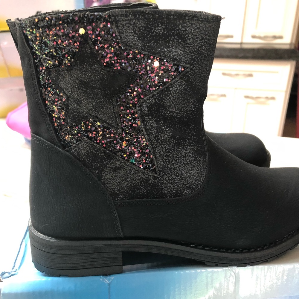 Black kids size 4 boots